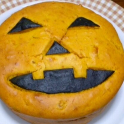 今日のハロウィンに作りました。それにしてもすごい顔・・・^^;
かぼちゃのケーキは初めて作ったのですが、ずっしりと重みがあって美味しかったです(*^^*)